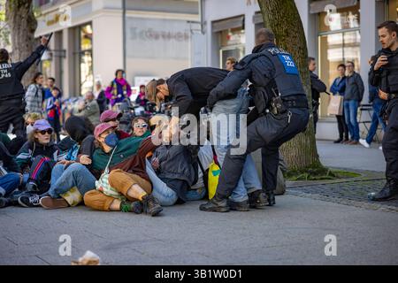 Démonstration Weimar AM 26. Avril - Grossdemos Deutschland 26042025 - Polizeikraefte wollen eine Sitzblockade von Gegendemonstrierenden zu raeumen IM Rahmen der sogenannten 16x16 Demonstrationen haben in 16 deutschen Bundeslaendern Menschen demonstriert, SO auch in Weimar in Thueringen. Hier hatten unter anderem die Bewegungen Freies Thueringen und Freie Sachsen dazu aufgerufen Auf dem Theaterplatz traten unter anderem Redner wie der ehemalige AFD-Politiker Andre Poggenburg auf. Den angekuendigten 3000 Demonstrierenden stellte sich ein friedlicher GegenProtest entgegen. Dieser wurde unter and Banque D'Images