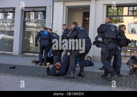 Démonstration Weimar AM 26. Avril - Grossdemos Deutschland 26042025 - Polizeikraefte wollen eine Sitzblockade von Gegendemonstrierenden zu raeumen IM Rahmen der sogenannten 16x16 Demonstrationen haben in 16 deutschen Bundeslaendern Menschen demonstriert, SO auch in Weimar in Thueringen. Hier hatten unter anderem die Bewegungen Freies Thueringen und Freie Sachsen dazu aufgerufen Auf dem Theaterplatz traten unter anderem Redner wie der ehemalige AFD-Politiker Andre Poggenburg auf. Den angekuendigten 3000 Demonstrierenden stellte sich ein friedlicher GegenProtest entgegen. Dieser wurde unter and Banque D'Images