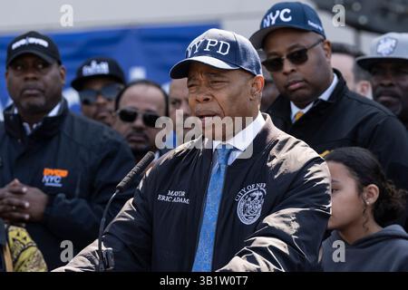 Westbury, New York, États-Unis. 24 avril 2025. Le maire Eric Adams parle avant d'aider à détruire des armes illégales à Reworld Hempstead. Toutes les armes détruites provenaient déjà d'affaires closes où les accusés avaient été condamnés. (Crédit image : © Lev Radin/Pacific Press via ZUMA Press Wire) USAGE ÉDITORIAL SEULEMENT ! Non destiné à UN USAGE commercial ! Banque D'Images