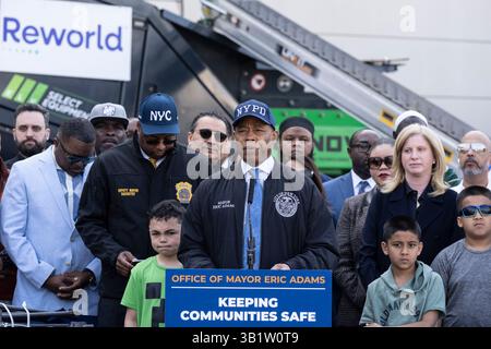 Westbury, New York, États-Unis. 24 avril 2025. Le maire Eric Adams parle avant d'aider à détruire des armes illégales à Reworld Hempstead. Toutes les armes détruites provenaient déjà d'affaires closes où les accusés avaient été condamnés. (Crédit image : © Lev Radin/Pacific Press via ZUMA Press Wire) USAGE ÉDITORIAL SEULEMENT ! Non destiné à UN USAGE commercial ! Banque D'Images