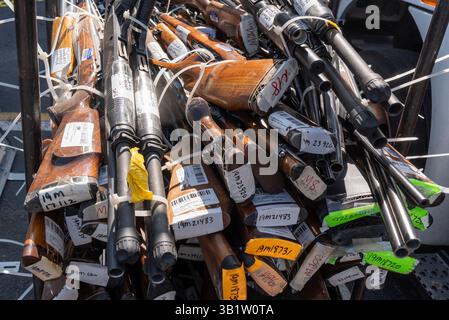 Westbury, New York, États-Unis. 24 avril 2025. Armes illégales exposées avant d'être détruites au Reworld Hempstead à Westbury, NY. Toutes les armes détruites provenaient déjà d'affaires closes où les accusés avaient été condamnés. (Crédit image : © Lev Radin/Pacific Press via ZUMA Press Wire) USAGE ÉDITORIAL SEULEMENT ! Non destiné à UN USAGE commercial ! Banque D'Images