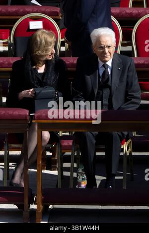 Rome, Italie. 26 avril 2025. La fille du président italien Laura Mattarella et du président italien Sergio Mattarella regardent pendant la messe sequiale du pape François à la place Pierre, Cité du Vatican, le 26 avril 2025. Crédit : Insidefoto/Alamy Live News Banque D'Images