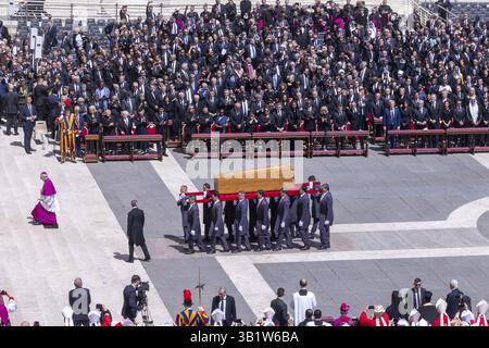 Rome, Italie. 26 avril 2025. Rome, funérailles du pape François cérémonie dans la place Pierre crédit : Independent photo Agency/Alamy Live News Banque D'Images