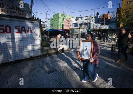Buenos Aires, Argentine. 26 avril 2025. Les gens font un pèlerinage à la cathédrale de Buenos Aires, où les funérailles du pape François auront lieu le jour de son enterrement à Rome. Crédit : Martin Cossarini/dpa/Alamy Live News Banque D'Images