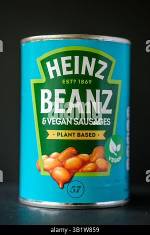 Londres Royaume-Uni, avril 26 2025, canette de haricots cuits Heinz dans une sauce tomate avec des saucisses végétaliennes Banque D'Images