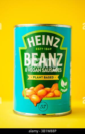 Londres Royaume-Uni, avril 26 2025, canette de haricots cuits Heinz dans une sauce tomate avec des saucisses végétaliennes Banque D'Images