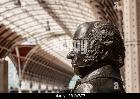 Statue d'Isambard Kingdom Brunel, gare de Paddington, Londres, Angleterre, Royaume-Uni Banque D'Images