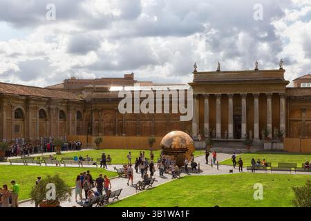 VATICAN - 23 SEPTEMBRE 2015 : sphère dans la sphère dans la cour de la pomme de pin aux musées du Vatican. Sphere a été créé en 1990 par le sculpteur italien Arno Banque D'Images