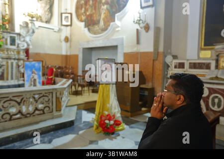 Pagani, Italie. 25 avril 2025. Lors des célébrations de la Madonna delle Galline dans différents quartiers de la ville, on voit des images du pape François, décédé à l’âge de 88 ans le 21 avril 2025. Le samedi 26 avril 2025 sur la place Saint-Pierre seront célébrés les funérailles solennelles. (Photo de Pasquale Senatore/Pacific Press) crédit : Pacific Press Media production Corp./Alamy Live News Banque D'Images