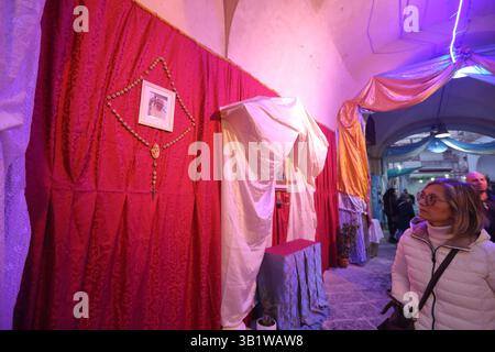 Pagani, Italie. 25 avril 2025. Lors des célébrations de la Madonna delle Galline dans différents quartiers de la ville, on voit des images du pape François, décédé à l’âge de 88 ans le 21 avril 2025. Le samedi 26 avril 2025 sur la place Saint-Pierre seront célébrés les funérailles solennelles. (Photo de Pasquale Senatore/Pacific Press) crédit : Pacific Press Media production Corp./Alamy Live News Banque D'Images
