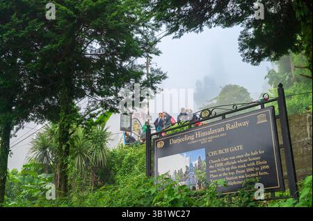 Kurseong, Bengale occidental, Inde - 10 août 2023 : panneau de panneau de porte de l'église avec des détails historiques sur l'ancienne gare de Kurseong, Himalaya. Banque D'Images