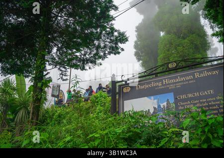 Kurseong, Bengale occidental, Inde - 10 août 2023 : panneau de panneau de porte de l'église avec des détails historiques sur l'ancienne gare de Kurseong, Himalaya. Banque D'Images