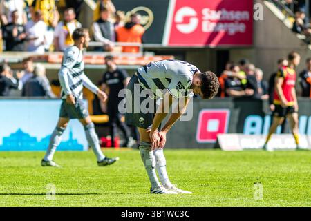 Dresde, Allemagne. 26 avril 2025. Football : 3ème division, Dynamo Dresde - SV Sandhausen, 35ème journée, Rudolf-Harbig-Stadion ; Alexander Fuchs de Sandhausen est déçu après la défaite. Crédit : Frank Hammerschmidt/dpa - NOTE IMPORTANTE : conformément aux règlements de la DFL German Football League et de la DFB German Football Association, il est interdit d'utiliser ou de faire utiliser des photographies prises dans le stade et/ou du match sous forme d'images séquentielles et/ou de séries de photos de type vidéo./dpa/Alamy Live News Banque D'Images