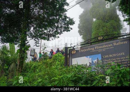 Kurseong, Bengale occidental, Inde - 10 août 2023 : panneau de panneau de porte de l'église avec des détails historiques sur l'ancienne gare de Kurseong, Himalaya. Banque D'Images