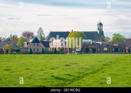 Vue d'une église et de maisons dans le village de Waarder, province de Zuid-Holland, pays-Bas Banque D'Images