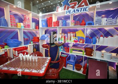 Dhaka, Bangladesh. 24 avril 2025. Une femme est vue à l'exposition "Meet Bangladesh" à Dhaka, Bangladesh, le 24 avril 2025. L'exposition Meet Bangladesh de deux jours s'est conclue vendredi avec un vif intérêt de la part des acheteurs internationaux, plusieurs fabricants participants ayant obtenu des commandes lors de l'événement, soulignant la demande mondiale croissante pour les produits bangladais. Crédit : Habibur Rahman/Xinhua/Alamy Live News Banque D'Images