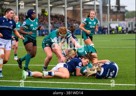 Édimbourg, Royaume-Uni. 26 avril 2025 - les joueuses de l'équipe féminine de rugby d'Écosse et d'Irelands sont vues dans un tacle défensif pendant le match. L'Irlande est vue attaquer la ligne d'essai écossaise pendant la première moitié de leur match dans le match féminin des 6 Nations, qui se déroule au stade Hive Scottish Gas Murrayfield. Crédit : Eastern Goodwin Media/Alamy Live News Banque D'Images