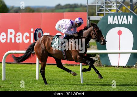 Wemightakedlongway monté par le jockey Dylan McMonagle sur leur chemin pour gagner les Irish Stallion Farms EBF Salsabil Stakes à Navan Racecourse dans le comté de Meath, en Irlande. Date de la photo : samedi 26 avril 2025. Banque D'Images