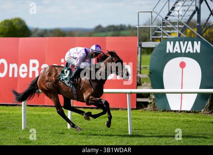 Wemightakedlongway monté par le jockey Dylan McMonagle sur leur chemin pour gagner les Irish Stallion Farms EBF Salsabil Stakes à Navan Racecourse dans le comté de Meath, en Irlande. Date de la photo : samedi 26 avril 2025. Banque D'Images