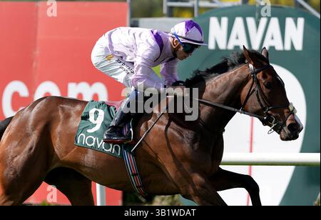 Wemightakedlongway monté par le jockey Dylan McMonagle sur leur chemin pour gagner les Irish Stallion Farms EBF Salsabil Stakes à Navan Racecourse dans le comté de Meath, en Irlande. Date de la photo : samedi 26 avril 2025. Banque D'Images