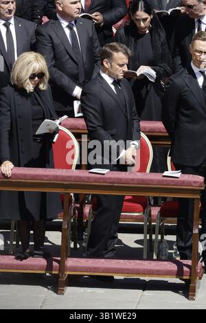 Rome, Italie. 26 avril 2025. Le Président de la France Emmanuel Macron et Brigitte Macron son épouse lors des funérailles du pape François crédit : Live Media Publishing Group/Alamy Live News Banque D'Images