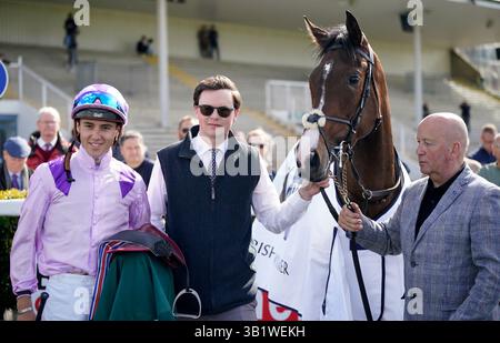 Le jockey Dylan McMonagle (à gauche) et l'entraîneur Joseph O'Brien (au centre) après que Wemightakedlongway ait remporté les Irish Stallion Farms EBF Salsabil Stakes à Navan Racecourse dans le comté de Meath, en Irlande. Date de la photo : samedi 26 avril 2025. Banque D'Images