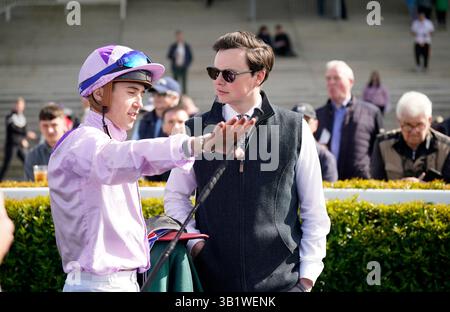 Le jockey Dylan McMonagle (à gauche) et l'entraîneur Joseph O'Brien après Wemightakedlongway ont remporté les Irish Stallion Farms EBF Salsabil Stakes à l'hippodrome de Navan dans le comté de Meath, en Irlande. Date de la photo : samedi 26 avril 2025. Banque D'Images
