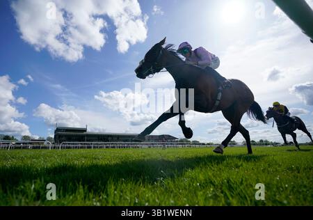 Wemightakedlongway monté par le jockey Dylan McMonagle sur leur chemin pour gagner les Irish Stallion Farms EBF Salsabil Stakes à Navan Racecourse dans le comté de Meath, en Irlande. Date de la photo : samedi 26 avril 2025. Banque D'Images