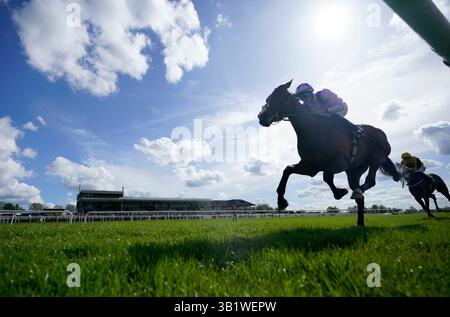 Wemightakedlongway monté par le jockey Dylan McMonagle sur leur chemin pour gagner les Irish Stallion Farms EBF Salsabil Stakes à Navan Racecourse dans le comté de Meath, en Irlande. Date de la photo : samedi 26 avril 2025. Banque D'Images