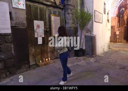 Pagani, Salerne, Italie. 25 avril 2025. Lors des célébrations de la Madonna delle Galline dans différents quartiers de la ville, on voit des images du pape François, décédé à l’âge de 88 ans le 21 avril 2025. Le samedi 26 avril 2025 sur la place Saint-Pierre seront célébrés les funérailles solennelles. (Crédit image : © Pasquale Senatore/Pacific Press via ZUMA Press Wire) USAGE ÉDITORIAL SEULEMENT ! Non destiné à UN USAGE commercial ! Banque D'Images