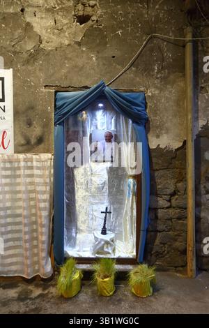 Pagani, Salerne, Italie. 25 avril 2025. Lors des célébrations de la Madonna delle Galline dans différents quartiers de la ville, on voit des images du pape François, décédé à l’âge de 88 ans le 21 avril 2025. Le samedi 26 avril 2025 sur la place Saint-Pierre seront célébrés les funérailles solennelles. (Crédit image : © Pasquale Senatore/Pacific Press via ZUMA Press Wire) USAGE ÉDITORIAL SEULEMENT ! Non destiné à UN USAGE commercial ! Banque D'Images