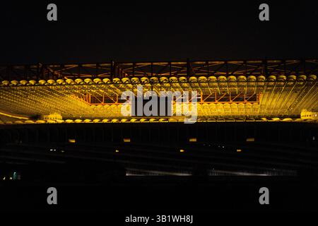 Vue nocturne du stade San Siro à Milan, illuminé par la lumière du système de chauffage de terrain. Banque D'Images