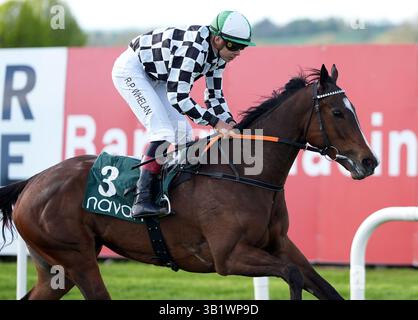 L'actrice Abbey montée par le jockey Ronan Whelan sur leur chemin pour remporter l'Arkle Bar handicap à l'hippodrome de Navan dans le comté de Meath, en Irlande. Date de la photo : samedi 26 avril 2025. Banque D'Images