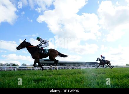 L'actrice Abbey (à gauche) montée par le jockey Ronan Whelan sur leur chemin pour remporter le handicap Arkle Bar à l'hippodrome de Navan dans le comté de Meath, en Irlande. Date de la photo : samedi 26 avril 2025. Banque D'Images