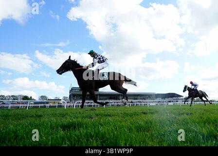 L'actrice Abbey (à gauche) montée par le jockey Ronan Whelan sur leur chemin pour remporter le handicap Arkle Bar à l'hippodrome de Navan dans le comté de Meath, en Irlande. Date de la photo : samedi 26 avril 2025. Banque D'Images