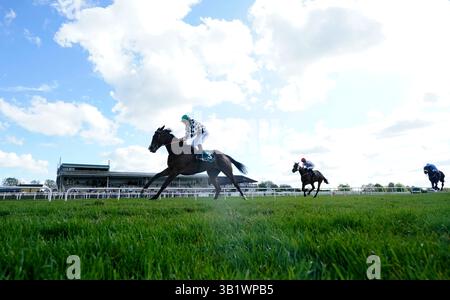 L'actrice Abbey (à gauche) montée par le jockey Ronan Whelan sur leur chemin pour remporter le handicap Arkle Bar à l'hippodrome de Navan dans le comté de Meath, en Irlande. Date de la photo : samedi 26 avril 2025. Banque D'Images