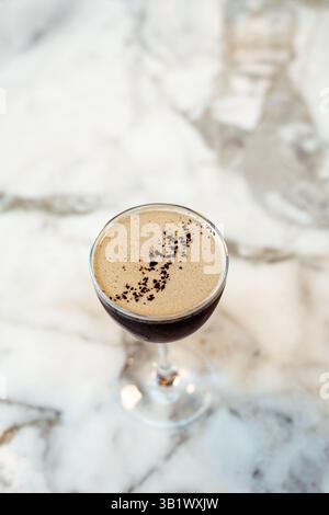 Espresso martini gros plan en marbre Banque D'Images