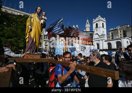 Buenos Aires, Argentine. 26 avril 2025. Les gens assistent à un service funéraire pour le pape François devant la cathédrale de Buenos Aires le jour de ses funérailles à Rome. Crédit : Martin Cossarini/dpa/Alamy Live News Banque D'Images