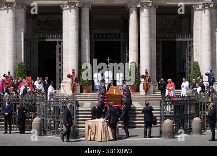 Rome, Italie. 26 avril 2025. Après la messe funèbre du pape François au Vatican, son corps a été amené au lieu de sépulture de son choix, la basilique Santa Maria Maggiore à Rome, Italie, le 26 avril 2025. Photo de (EV) C. Furlong - Vatican Pool/ABACAPRESS. COM Credit : Abaca Press/Alamy Live News Banque D'Images