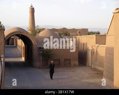 Fahraj, Iran, 17 mai 2016 : rue avec arche dans le village désertique de Fahraj près de Yazd, Iran Banque D'Images