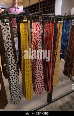 Un support de cravates en soie en vente au « Thai Silk Viollage » situé à Ban Sanuan Nok, un village situé dans le quartier de Chiang mai, le deuxième plus grand de Thaïlande Banque D'Images