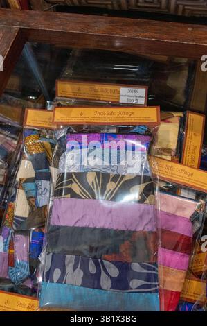 Un rack de tissus de soie en vente au « Thai Silk Viollage » situé à Ban Sanuan Nok, un village un quartier de Chiang mai, le deuxième plus grand de Thaïlande Banque D'Images