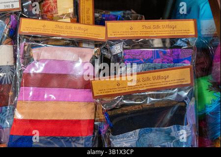 Un rack de tissus de soie en vente au « Thai Silk Village » situé à Ban Sanuan Nok, un village un quartier de Chiang mai, le deuxième plus grand de Thaïlande Banque D'Images