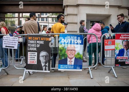 Londres, Royaume-Uni, 26 avril 2025. Les citoyens australiens font la queue au Haut-commissariat du centre de Londres pour voter dans leur pays à l'approche des élections. Crédit : James Willoughby/ALAMY Live News Banque D'Images
