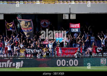 Salerne, Italie. 25 avril 2025. Les supporters de Cosenza Calcio lors du match de Serie BKT entre l'US Salernitana et Cosenza Calcio au Stadio Arechi le 25 avril 2025 à Salerne, Italie. Crédit : Giuseppe Maffia/Alamy Live News Banque D'Images