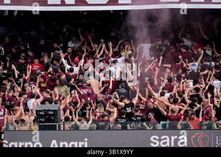 Salerne, Italie. 25 avril 2025. Supporters de l'US Salernitana lors du match de Serie BKT entre l'US Salernitana et Cosenza Calcio au Stadio Arechi le 25 avril 2025 à Salerne, Italie. Crédit : Giuseppe Maffia/Alamy Live News Banque D'Images