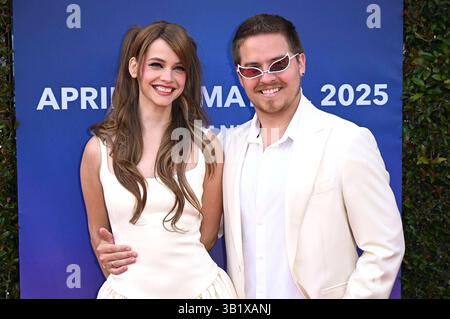 Barbara Palvin mit Ehemann Dylan Sprouse BEI der Eröffnung der Universal Fan Fest Nights in den Universal Studios Hollywood. Universal City, 25.04.2025 *** Barbara Palvin avec son mari Dylan Sprouse lors de l'ouverture des soirées Universal Fan Fest à Universal Studios Hollywood Universal City, 25 04 2025 Foto :xD.xStarbuckx/xFuturexImagex Universal 5526 Banque D'Images