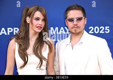 Barbara Palvin mit Ehemann Dylan Sprouse BEI der Eröffnung der Universal Fan Fest Nights in den Universal Studios Hollywood. Universal City, 25.04.2025 Banque D'Images