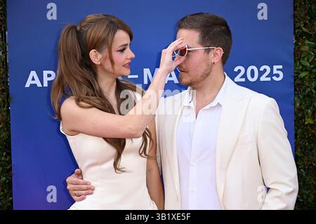 Barbara Palvin mit Ehemann Dylan Sprouse BEI der Eröffnung der Universal Fan Fest Nights in den Universal Studios Hollywood. Universal City, 25.04.2025 Banque D'Images