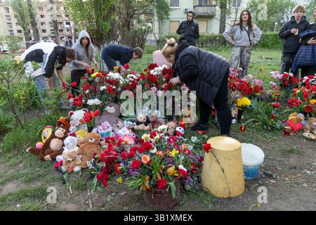 Kiev, ville de Kiev, Ukraine. 26 avril 2025. Les gens pleurent les êtres chers qu'ils ont perdus avec des fleurs, des bougies et des jouets en peluche sur le site de destruction deux jours après un tir de missiles russes sur Kiev, la capitale ukrainienne, le 24 avril 2025. Douze personnes ont été tuées et beaucoup plus blessées. (Crédit image : © Andreas Stroh/ZUMA Press Wire) USAGE ÉDITORIAL SEULEMENT ! Non destiné à UN USAGE commercial ! Crédit : ZUMA Press, Inc/Alamy Live News Banque D'Images